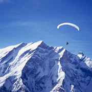Népal, Nilgiri 7100m. Laurent Miston en parapente, en arrière plan l