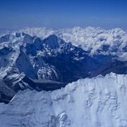 Népal - Vue depuis le sommet du Mont Everest, au premier plan le Nuptse 7800m. Photo GMHM