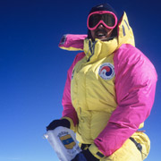 Népal - Antoine Cayrol et le fanion de Vic sur Cère au sommet du Mont Everest 8850m, 6 octobre 1993, expédition du GMHM. Photo GMHM