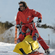 Antoine Cayrol et le tandem ski pour personnes handicapées, le Lioran. Photo Christophe Penelle