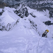 Npal - Nilgiri 7100m, Benoit Couzineau lpeu avant le sommet. PhotoGMHMa face sud et la voie du GMHM