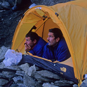 Npal - Nilgiri 7100m, Philippe Renard et Antoine Cayrol au camp 1 6000 m. Photo GMHM